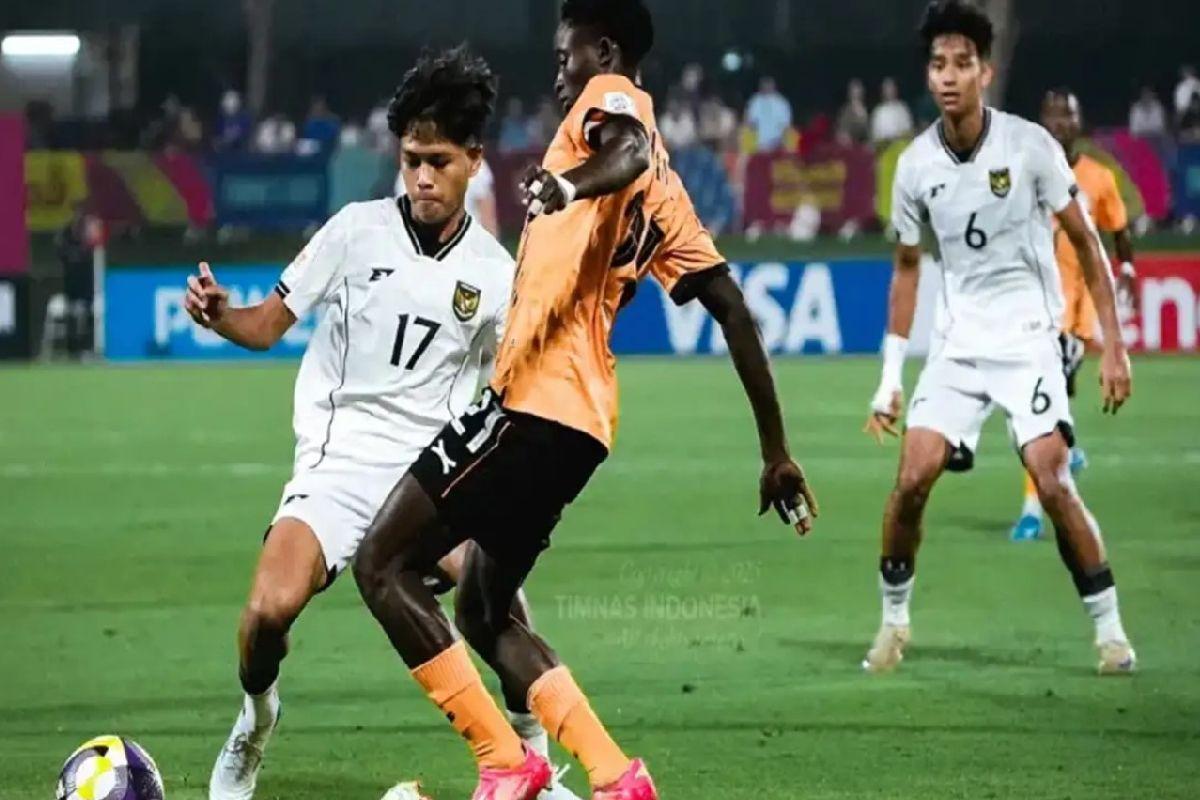 Pemain-Indonesia-U17-Rafi-Rasyiq-paling-kiri-berebut-bola-dengan-pemain-Zambia.jpg