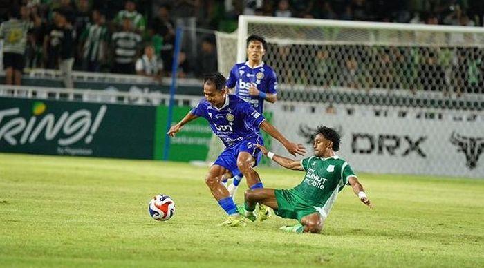 Pemain-Persiraja-Banda-Aceh-dan-PSMS-Medan-tampak-berebut-bola.jpg