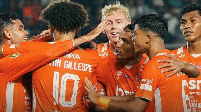 Pemain-Persiraja-meluapkan-kegembiraan-setelah-mencetak-gol.jpg
