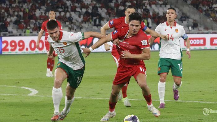 Pemain-imnas-Indonesia-Ragnar-Oratmangun-berebut-bola-dengan-pesepak-bola-Bulgaria.jpg