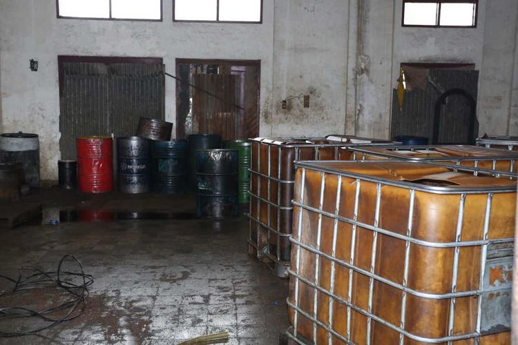 Penggerebekan-Gudang-BBM-Ilegal-di-Medan.jpg