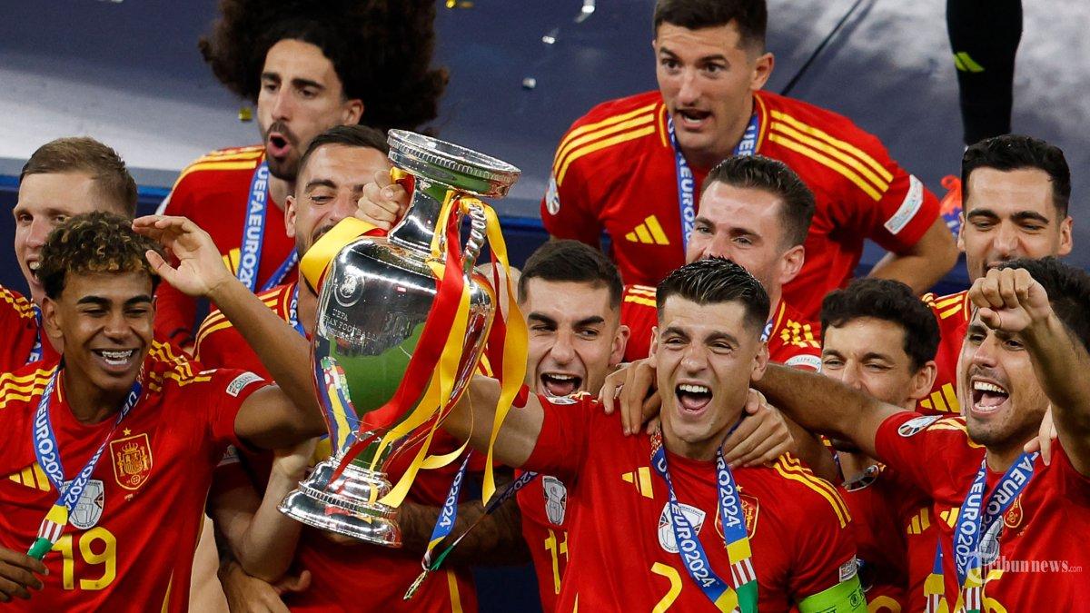 Penyerang-Spanyol-Alvaro-Morata-mengangkat-trofi-saat-para-pemain-Spanyol.jpg