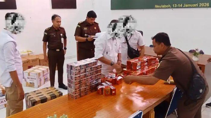 Penyidik-BBPOM-Aceh-menyerahkan-tersangka-dan-BB-obat-tradisional-ilegal-ke-Kejari-Aceh-Barat.jpg