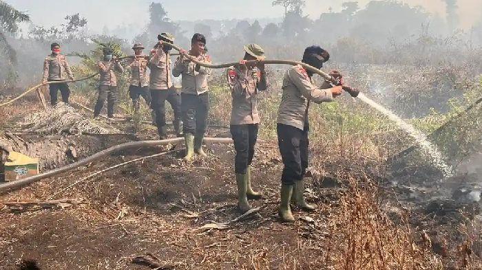 Personel-Brimob-batalyon-C-bersama-tim-gabungan-melakukan-pemadaman-kebakaran-hutan-dan-lahan.jpg