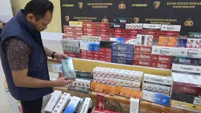 Personel-Satreskrim-Polresta-Banda-Aceh-memperlihatkan-barang-bukti-berupa-rokok-ilegal.jpg