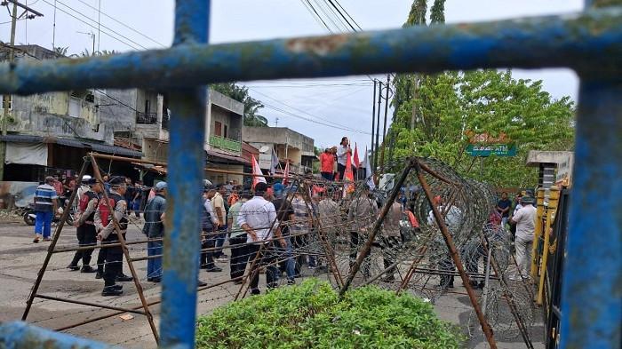 Pertamina-EP-Rantau-Field-memasang-pagar-kawat-berduri-untuk-menghalau-massa-melakukan-unjuk-rasa.jpg