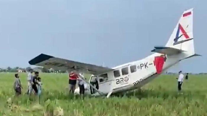 Pesawat-jenis-G84-Airvan-yang-melakukan-pendaratan-darurat-di-area-persawahan-di-Karawang.jpg
