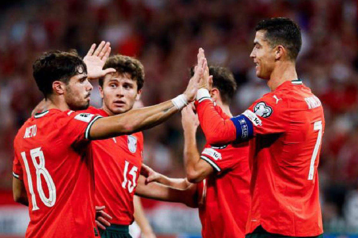 Pesepak-bola-timnas-Portugal-Cristiano-Ronaldo-paling-kanan-merayakan-gol.jpg