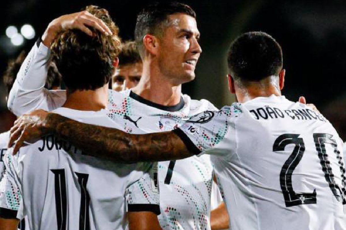 Pesepak-bola-timnas-Portugal-Cristiano-Ronaldo-tengah-merayakan-gol-bersama-rekan-satu-tim.jpg