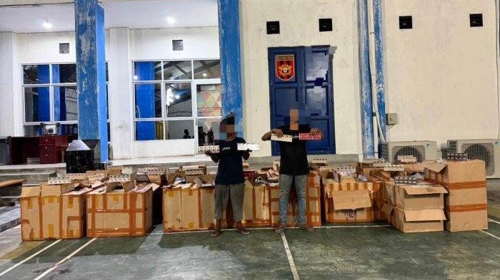 Petugas-Bea-Cukai-Langsa-memperlihatkan-rokok-ilegal-sitaan.jpg