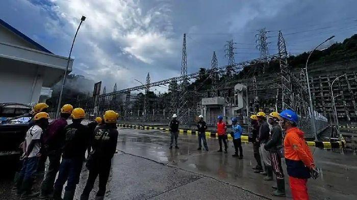 Petugas-PLN-melakukan-pengecekan-pada-jaringan-transmisi-Saluran-Udara-Tegangan-Ekstratinggi.jpg