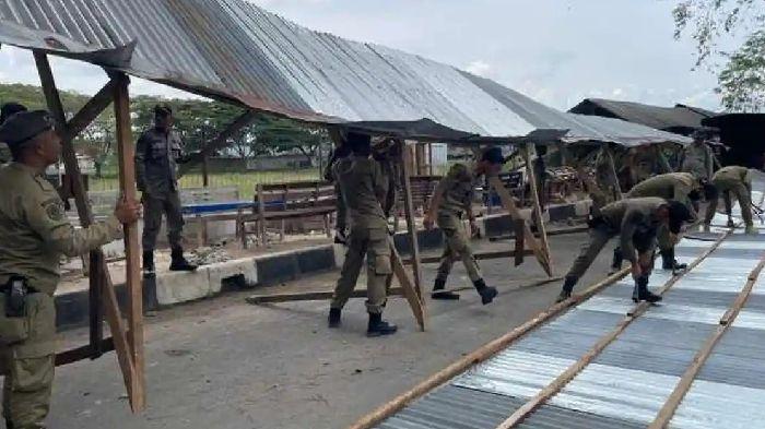 Satpol PP Aceh Besar Bongkar Bangunan Liar di Trotoar Blang Bintang