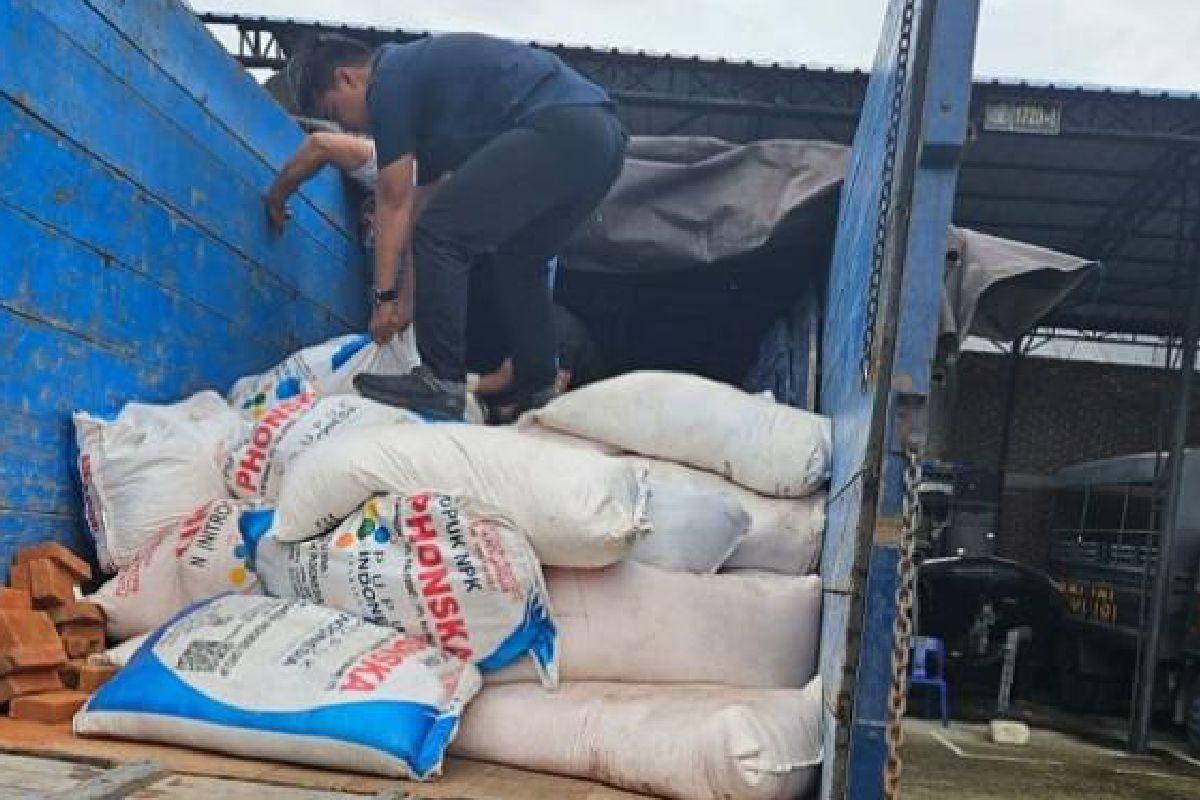 Petugas-Subdit-Gakkum-Ditpolairud-Polda-Aceh-membongkar-pupuk-bersubsidi.jpg