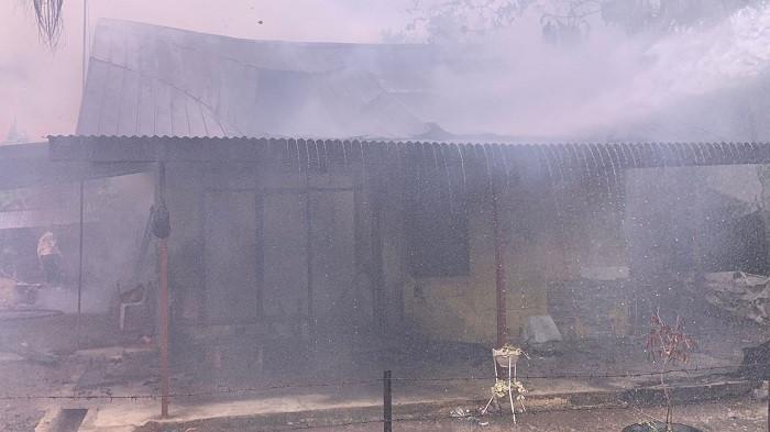 Petugas-damkar-melakukan-upaya-pemadaman-terhadap-rumah-yang-terbakar-di-Kota-Jantho.jpg