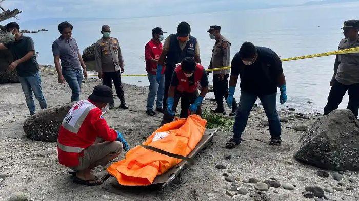 Petugas-kepolisian-bersama-tim-PMI-Kota-Sabang-mengevakuasi-jenazah.jpg