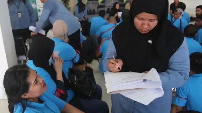 Petugas-mendata-Pekerja-Migran-Indonesia-PMI-yang-deportasi-dari-Malaysia-di-bandara-SIM.jpg