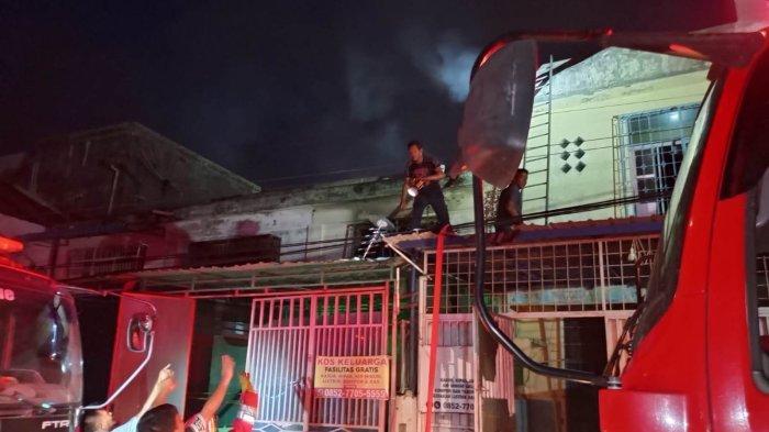 Petugas-saat-memadamkan-api-dalam-kebakaran-ruko-di-Gampong-Mulia-Kecamatan-Kuta-Alam.jpg