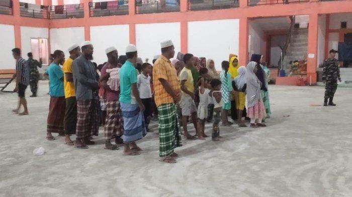 Pihak-keamanan-saat-menghitung-ulang-Imigran-Rohingya.jpg