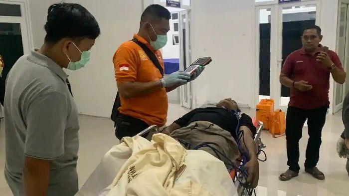 Polisi-membawa-seorang-sopir-asal-Sukabumi-yang-ditemukan-meninggal-tergantung-di-truknya.jpg