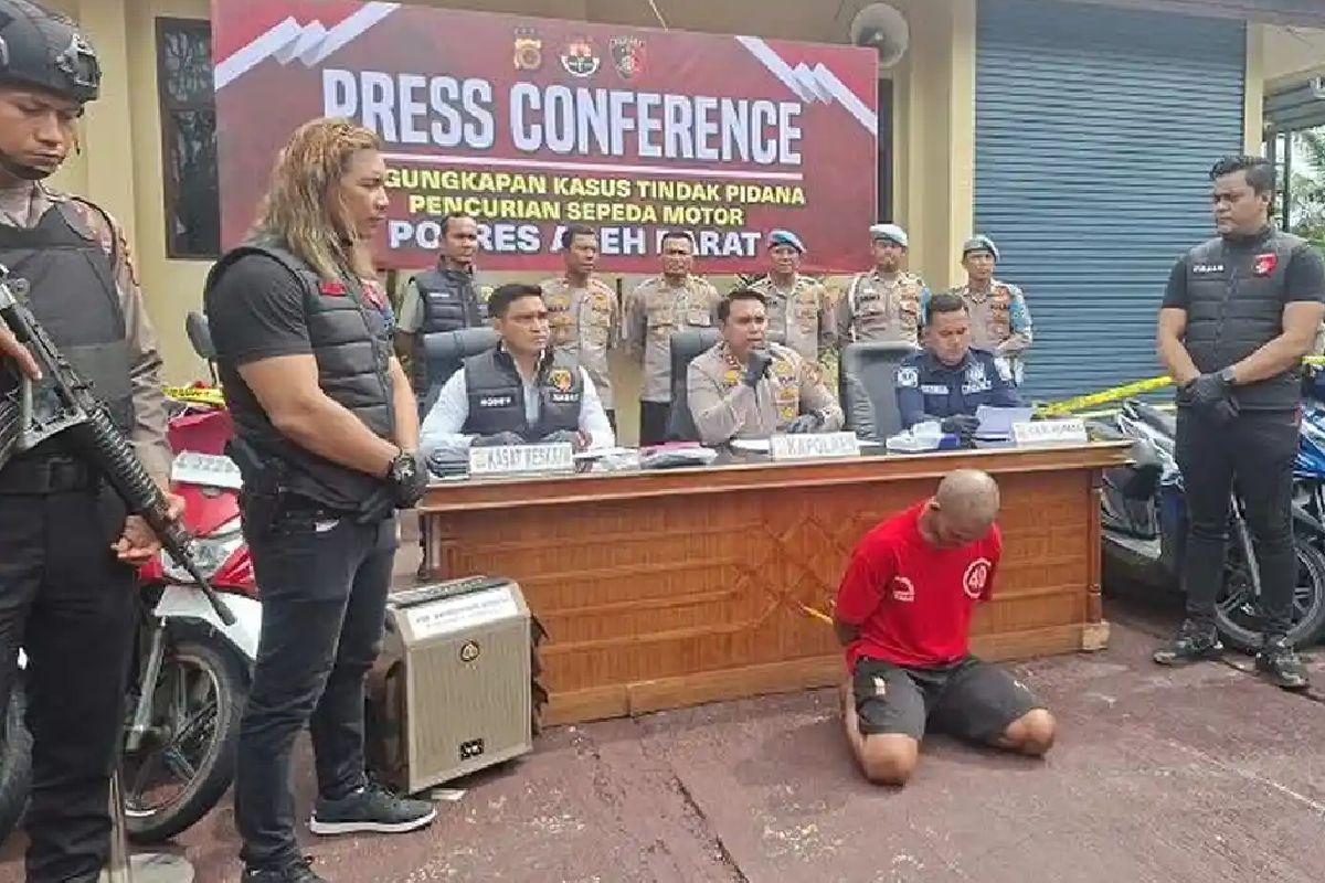 Polisi-memperlihatkan-tersangka-pencurian-bersama-puluhan-sepeda-motor-jenis-Beat-dari-hasil-curian.jpg