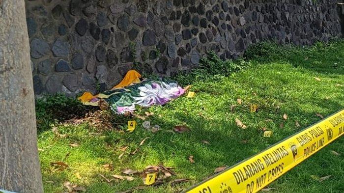 Polisi-mengamankan-tempat-kejadian-perkara-jenazah-pria-bersimbah-darah-di-Taman-Pancing.jpg
