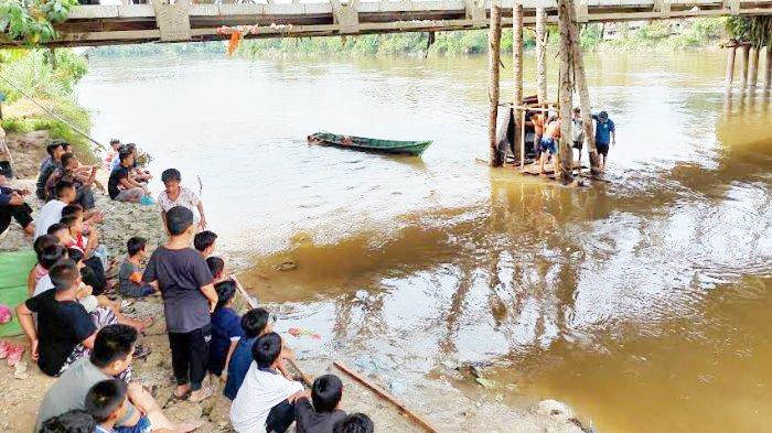 Proses-pencarian-Rafa-7-yang-tenggelam-di-bawah-jembatan-Handel-Aceh-Singkil.jpg