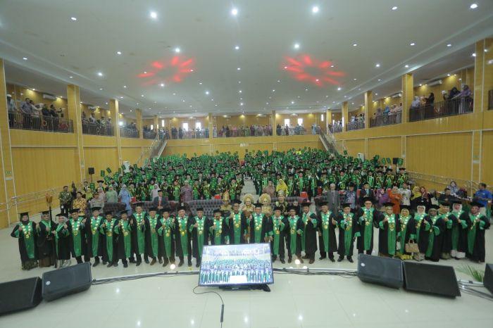 Rektor-Universitas-Muhammadiyah-Unmuha-Aceh-Dr-Aslam-Nur-MA-paling-tengah-foto-bersama.jpg