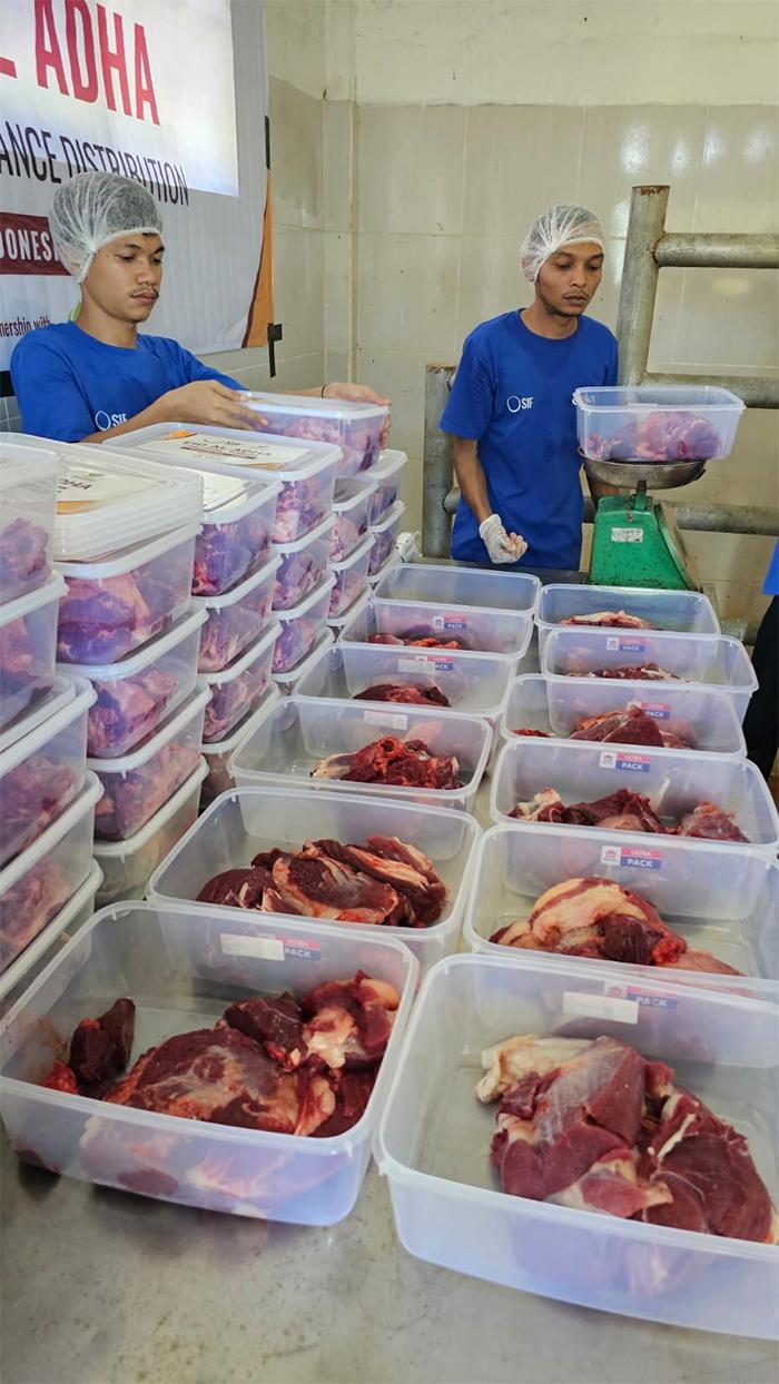 Relawan SIF dan YKMI sedang menyalurkan daging kurban, Rabu (27/5/2026).