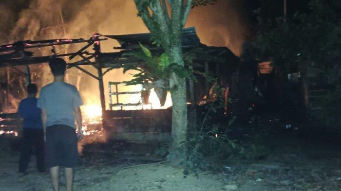 Sebuah-rumah-berkonstruksi-kayu-di-Desa-Bantan-Kecamatan-Cot-Girek-terbakar.jpg