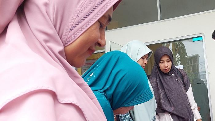 Sejumlah-wanita-memasukkan-proposal-untuk-mendapatkan-dana-bantuan-UMKM.jpg