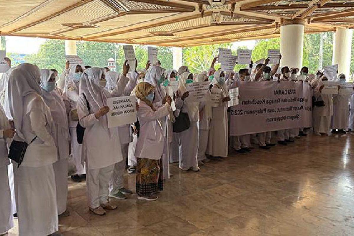 Sekitar-seratus-tenaga-medis-dari-RSIA-serta-RSJ-Aceh-menggelar-aksi-damai-di-Kantor-Gubernur-Aceh.jpg