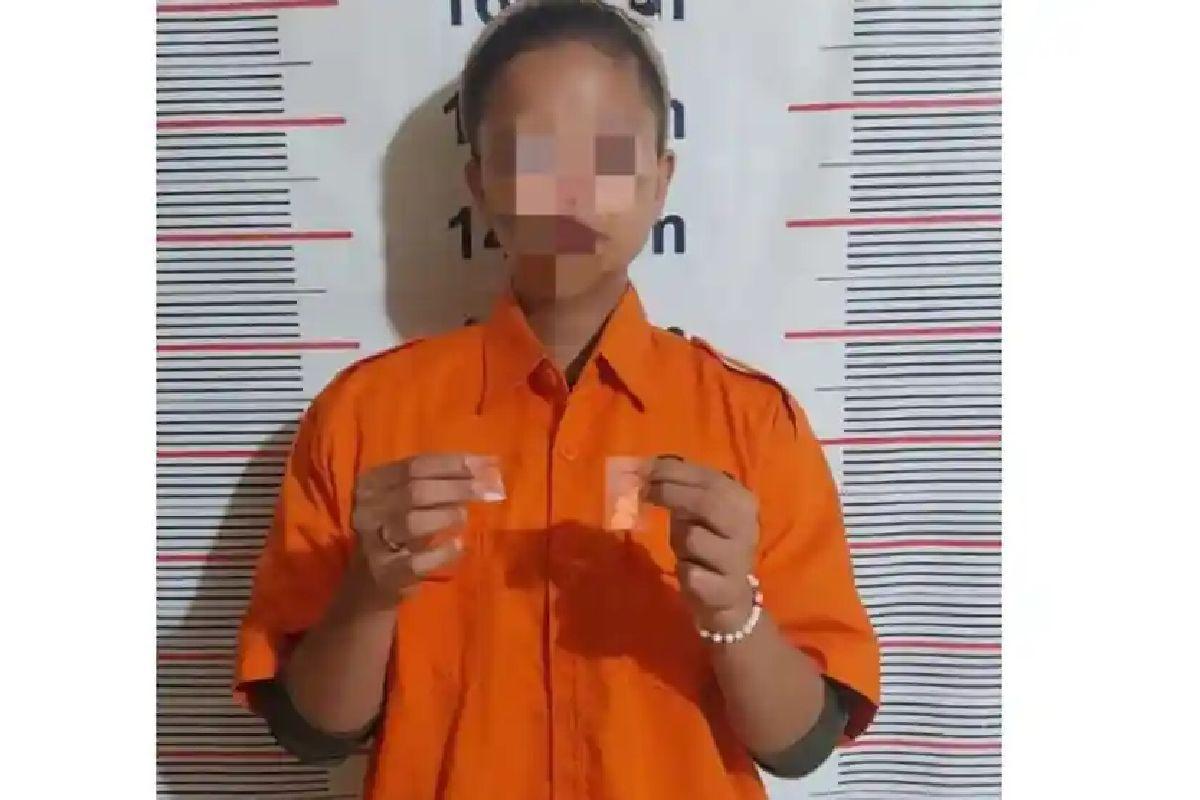 Seorang-wanita-asal-Aceh-Tamiang-dan-barang-bukti-narkoba-dan-pil-ekstasi-saat-diamankan-polisi.jpg