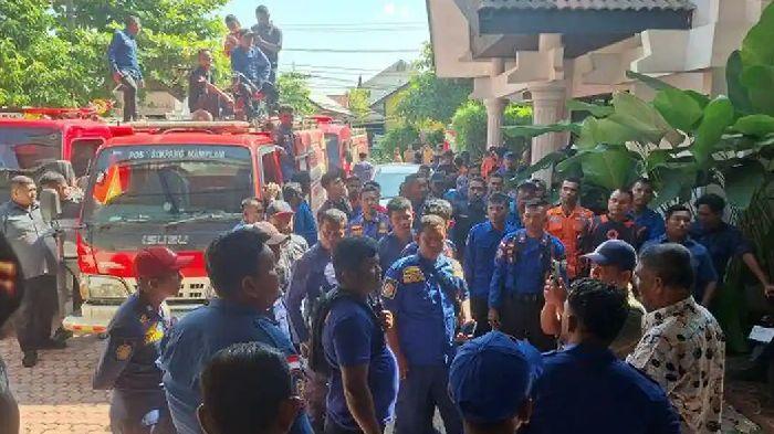 Seratusan-personel-BPBD-Bireuen-gelak-aksi-protek-ke-DPRK-Bireuen.jpg