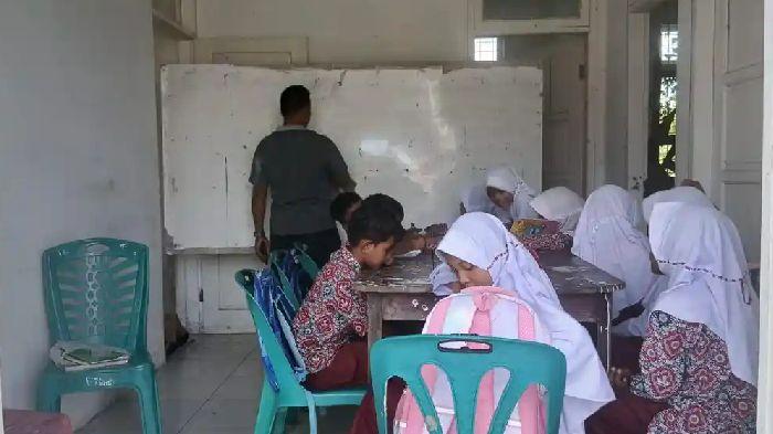 Siswa-siswi-Gampong-Canggai-mengikuti-proses-belajar-mengajar-di-aula-Pustu.jpg