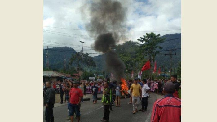 Warga Sibolangit Unjuk Rasa dan Blokade Jalan sebabkan  Arus Lalu Lintas Medan-Berastagi Macet Total