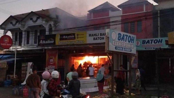 Swalayan-Mahli-Baru-di-Batoh-Banda-Aceh-saat-terbakar.jpg