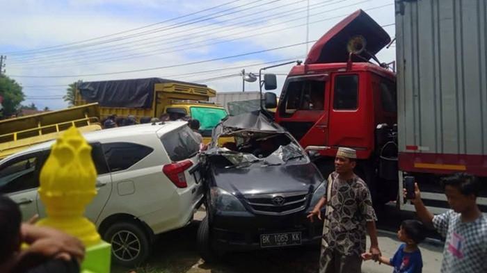 Tabrakan-di-Tamiang-Lukai-3-Orang.jpg