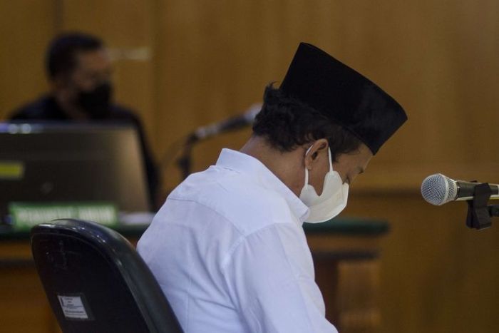 Terpidana-kasus-kekerasan-seksual-terhadap-anak-Herry-Wirawan-jalani-sidang.jpg