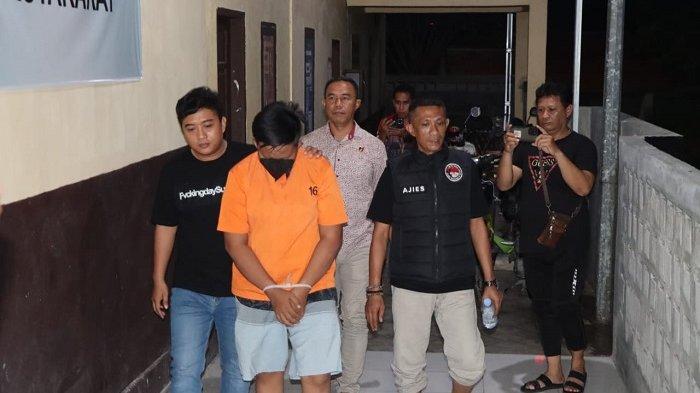 Tersangka-Aryadi-sedang-mendapat-pengamanan-ketat-di-Polres-Bulukumba.jpg
