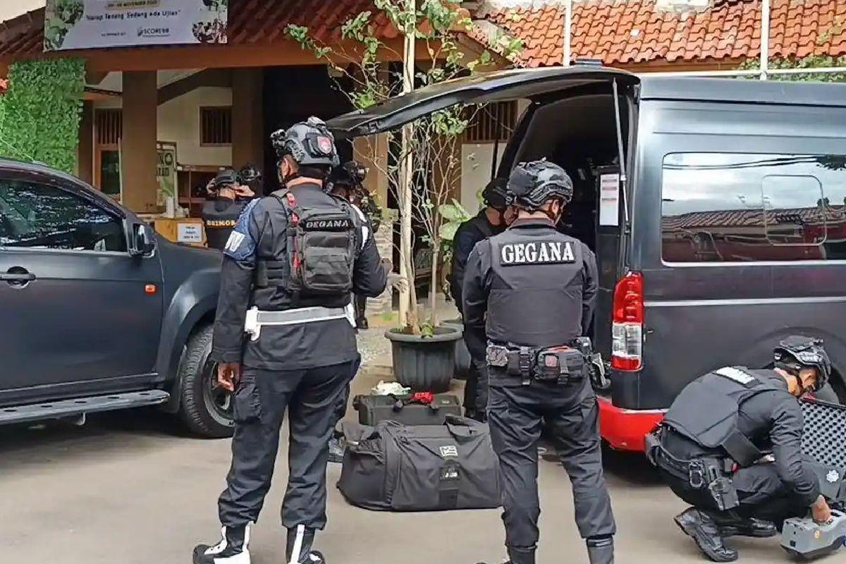 Tim-Gegana-Korps-Brimob-Polri-diterjunkan-ke-lokasi-ledakan-di-Masjid-SMAN-72.jpg