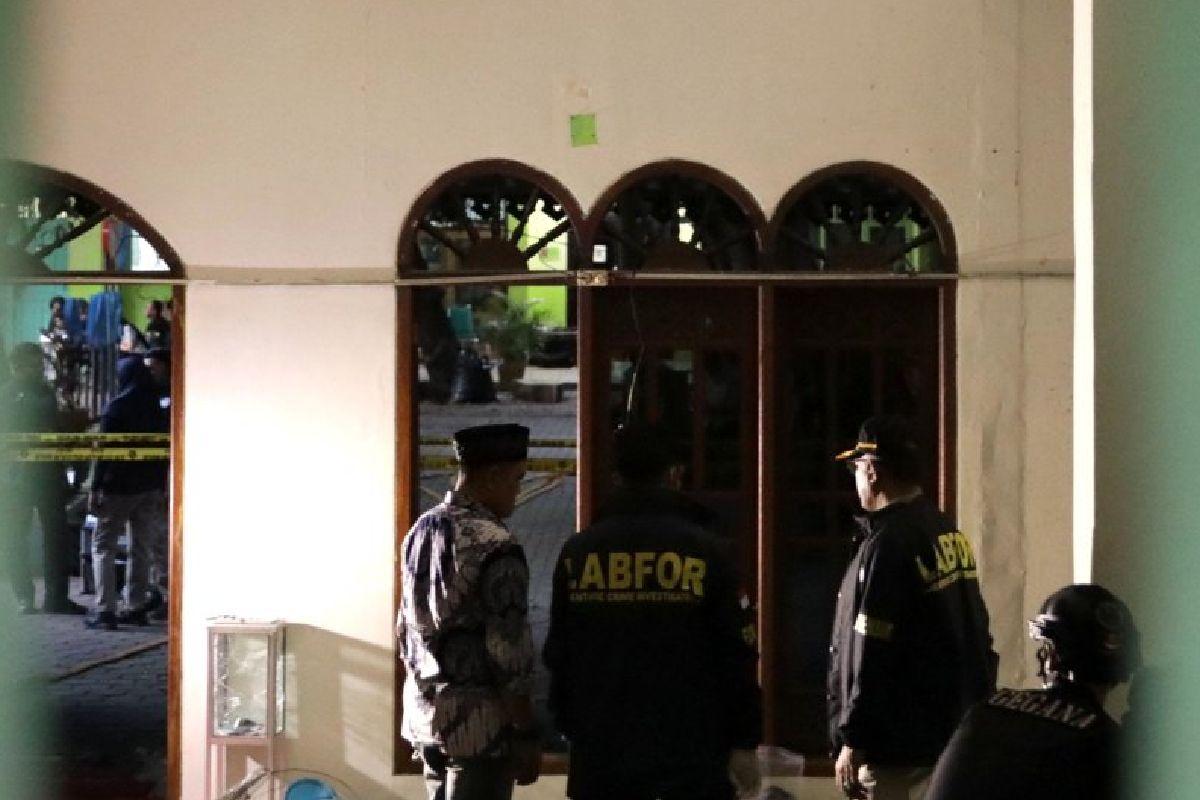 Tim-Puslabfor-Bareskrim-Polri-melakukan-olah-TKP-ledakan-di-SMA-Negeri-72-Jakarta.jpg