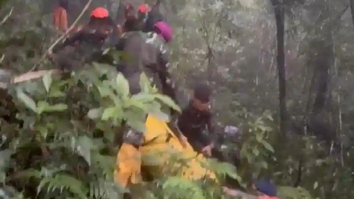 Tim-SAR-gabungan-mengevakuasi-jenazah-korban-Pesawat-ATR-42-500-di-tengah-hutan.jpg