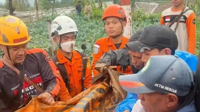 Tim-SAR-saat-evakuasi-korban-tertimbun-longsor-di-Kecamatan-Cisarua.jpg