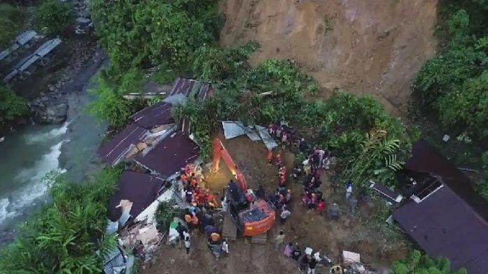 Tim-gabungan-dibantu-alat-berat-melakukan-upaya-evakuasi-korban-yang-tertimbun-longsor.jpg