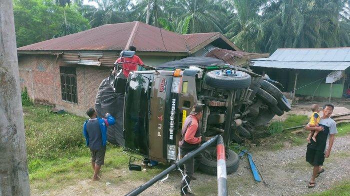 Tak Kuat Menanjak, Truk Terguling dan Menimpa Rumah