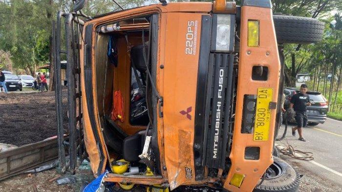 Truk-tronton-Fuso-terbalik-setelah-bertabrakan-dengan-Toyota-Hiace-dan-sepeda-motor-Scopy.jpg