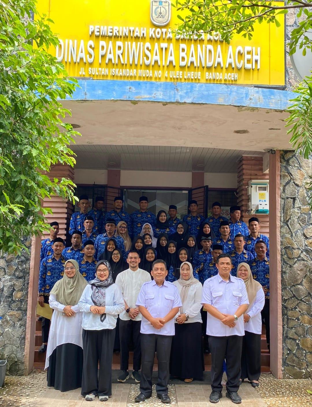 FOTO BERSAMA  - Pelaksana tugas (Plt) Kepala Dinas Pariwisata (Kadispar) Kota Banda Aceh, Muhammad Siswanto, didampingi Kabid Promosi Triansyah Putra dan Zulfah Jasmina beserta jajaran pejabat Dispar berfoto bersama di depan Kantor Dispar Kota Banda Aceh dengan pegawai PPPK Dispar yang baru menerima SK pengankatan, Rabu (15/10/2025).(FOR PROHABA.CO)