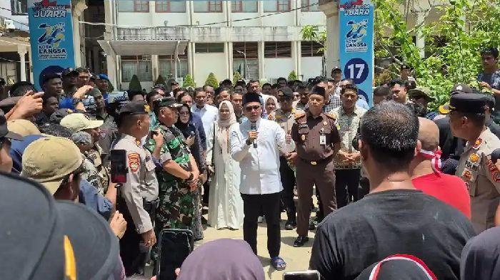 Wali-Kota-Langsa-Jeffry-Sentana-S-Putra-menemui-para-pendemo.jpg