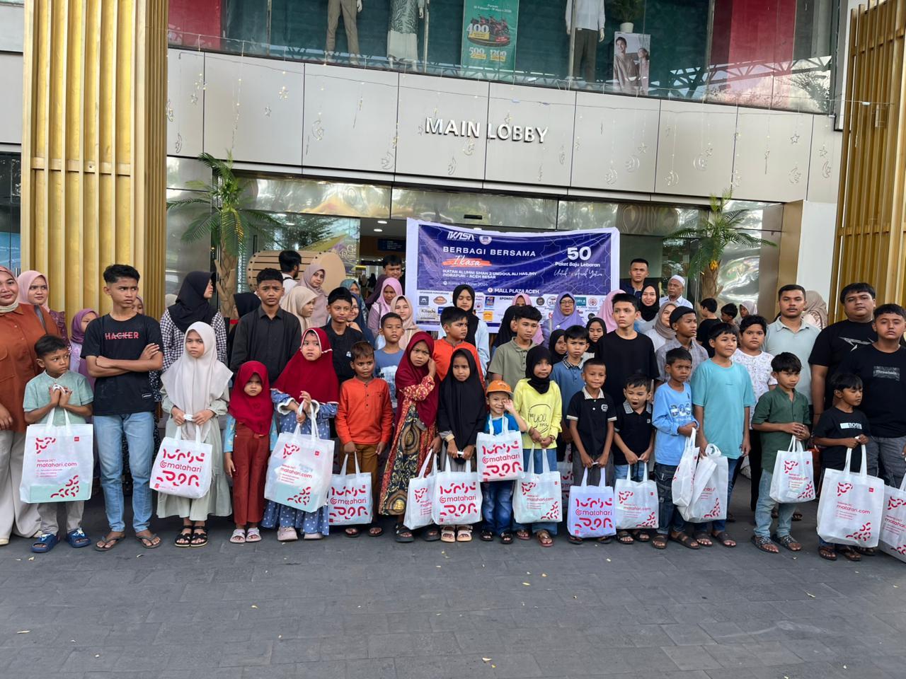 Foto bersama Ikatan Alumni SMA Negeri 2 Unggul Ali Hasjmy (IKASA) dengan anak yatim usai berbelanja pakaian Lebaran di Matahari Mall, Kota Banda Aceh.