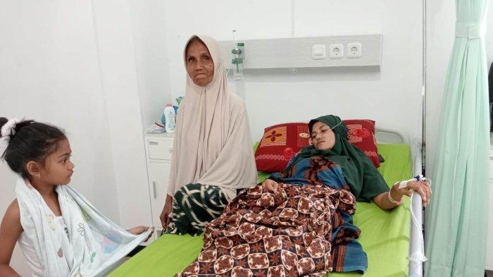 Yuliana-korban-tersengat-listrik-ditemani-keluarganya-dirawat-di-RSU-Mufid-Sigli-Pidie.jpg